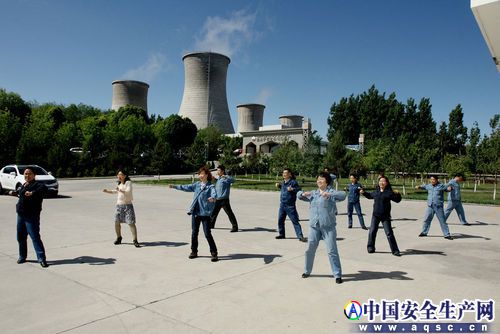 中石油獨(dú)山子石化熱電廠：“工間操”營(yíng)造健康快樂(lè)工作氛圍（作者：王光輝）.jpg