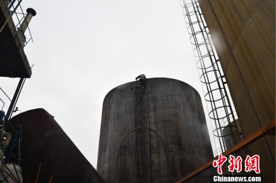 消防隊員在救援現場。 孫權 攝