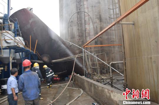 圖為消防隊員在雙象集團內救援。 孫權 攝