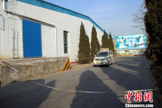 廠區(qū)內(nèi)，通往燃爆事故現(xiàn)場(chǎng)的道路上拉起了警戒線。　于俊亮 攝